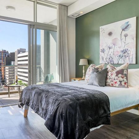Backup-Powered Colourfull City Balcony Apartment Кейптаун Екстериор снимка