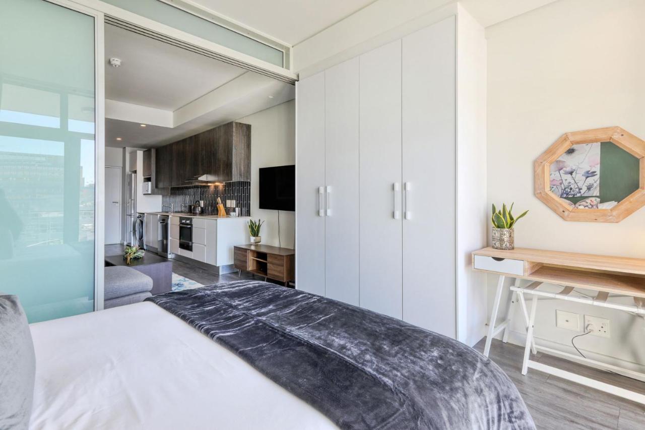 Backup-Powered Colourfull City Balcony Apartment Кейптаун Екстериор снимка