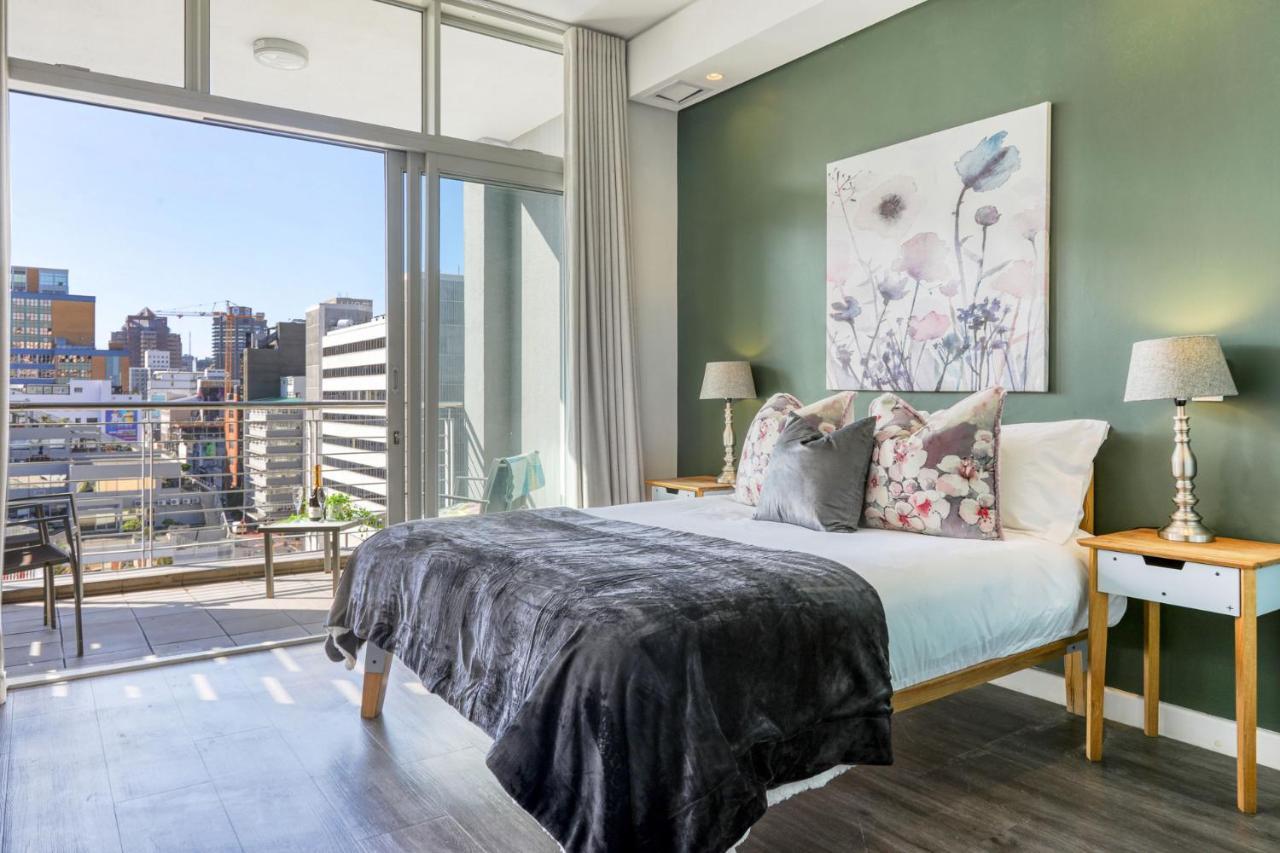Backup-Powered Colourfull City Balcony Apartment Кейптаун Екстериор снимка