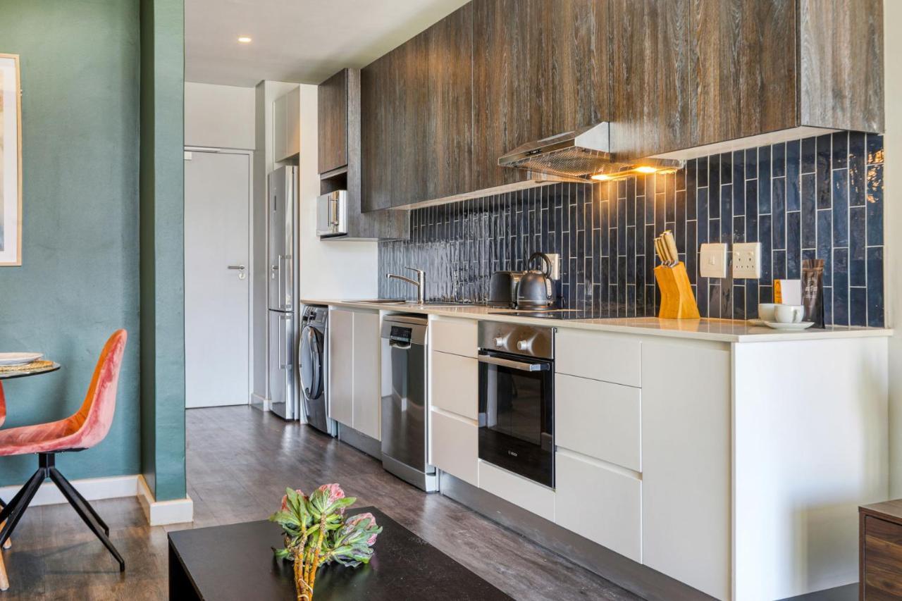 Backup-Powered Colourfull City Balcony Apartment Кейптаун Екстериор снимка