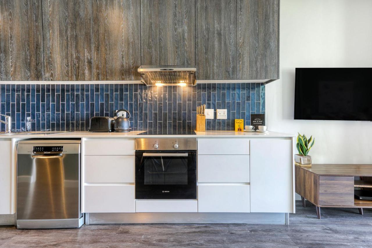 Backup-Powered Colourfull City Balcony Apartment Кейптаун Екстериор снимка